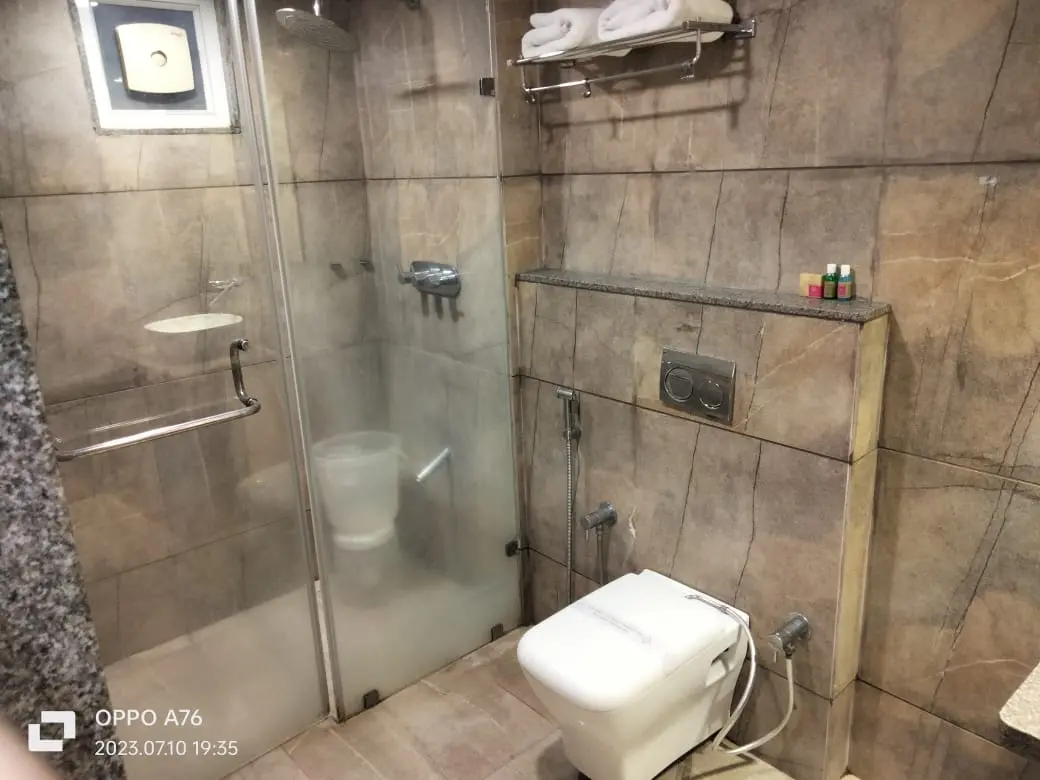 Premium King bathroom